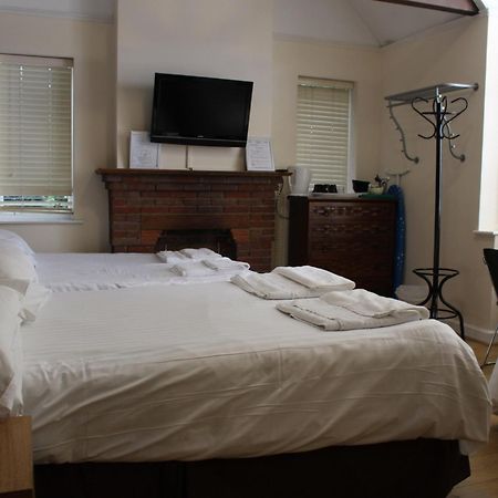 Debden Guest House Ґіллінґдон Екстер'єр фото