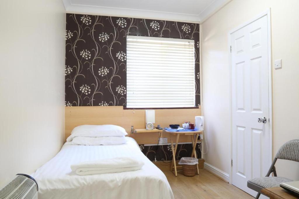 Debden Guest House Ґіллінґдон Номер фото