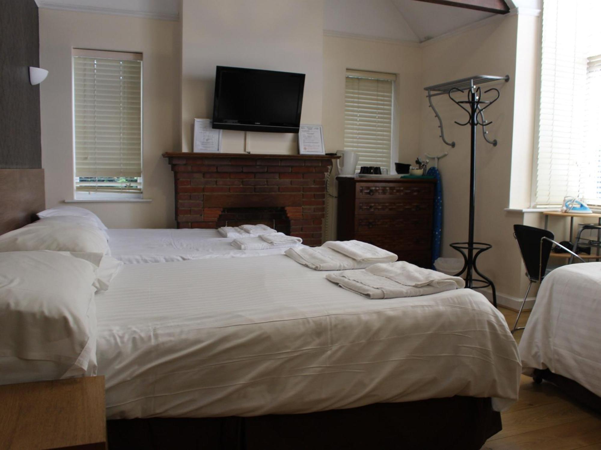 Debden Guest House Ґіллінґдон Екстер'єр фото