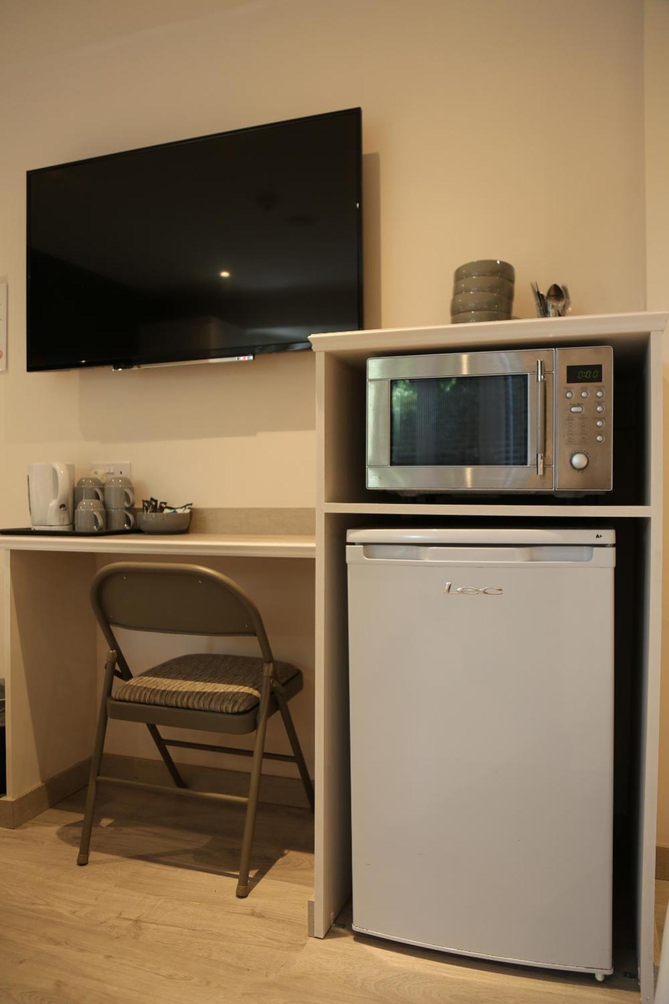 Debden Guest House Ґіллінґдон Екстер'єр фото