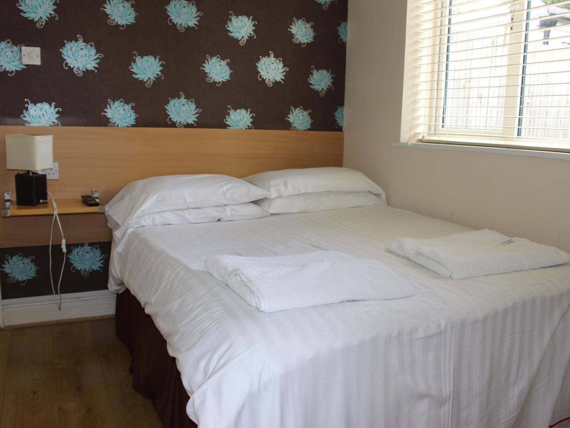 Debden Guest House Ґіллінґдон Екстер'єр фото