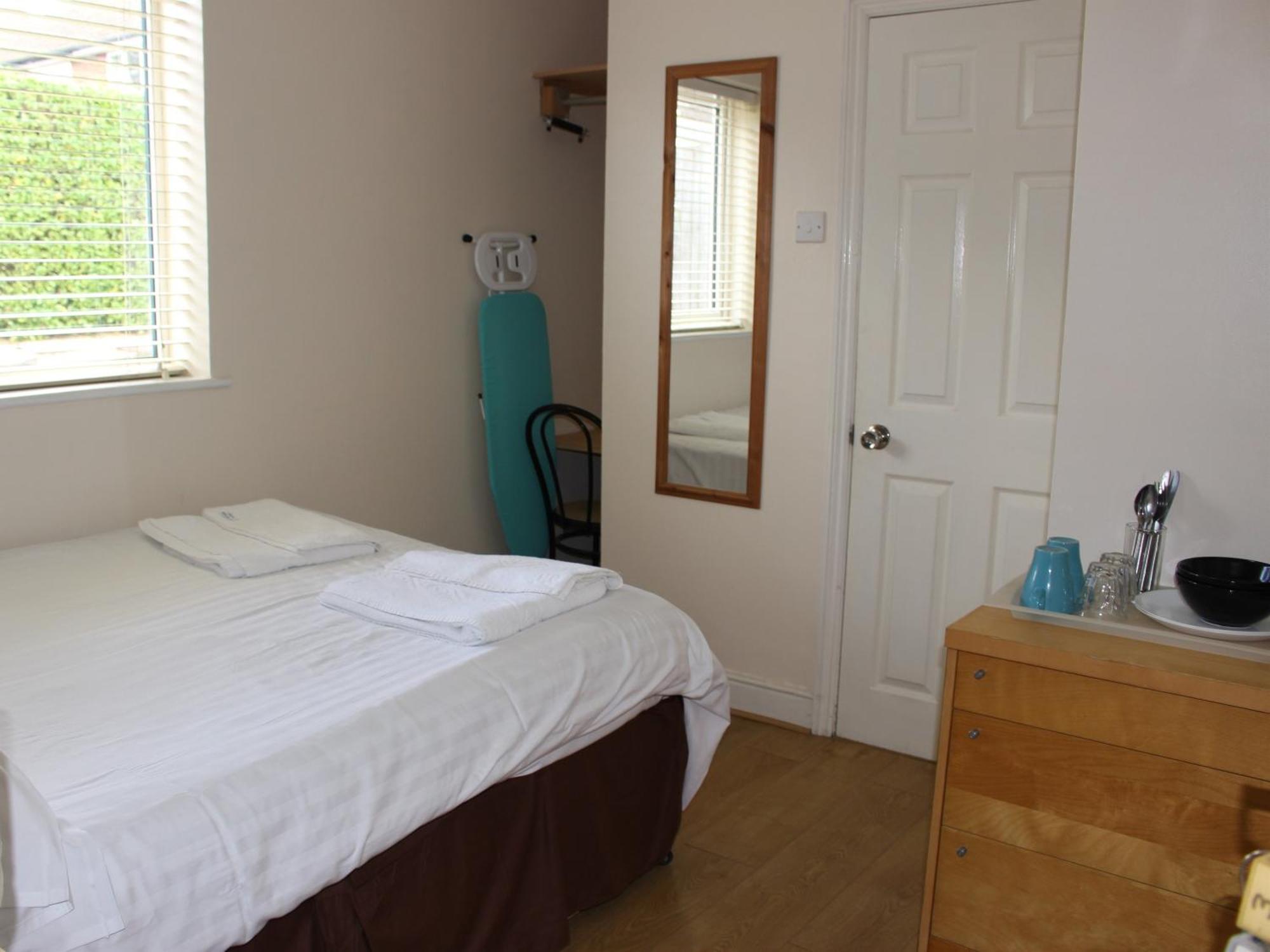 Debden Guest House Ґіллінґдон Екстер'єр фото