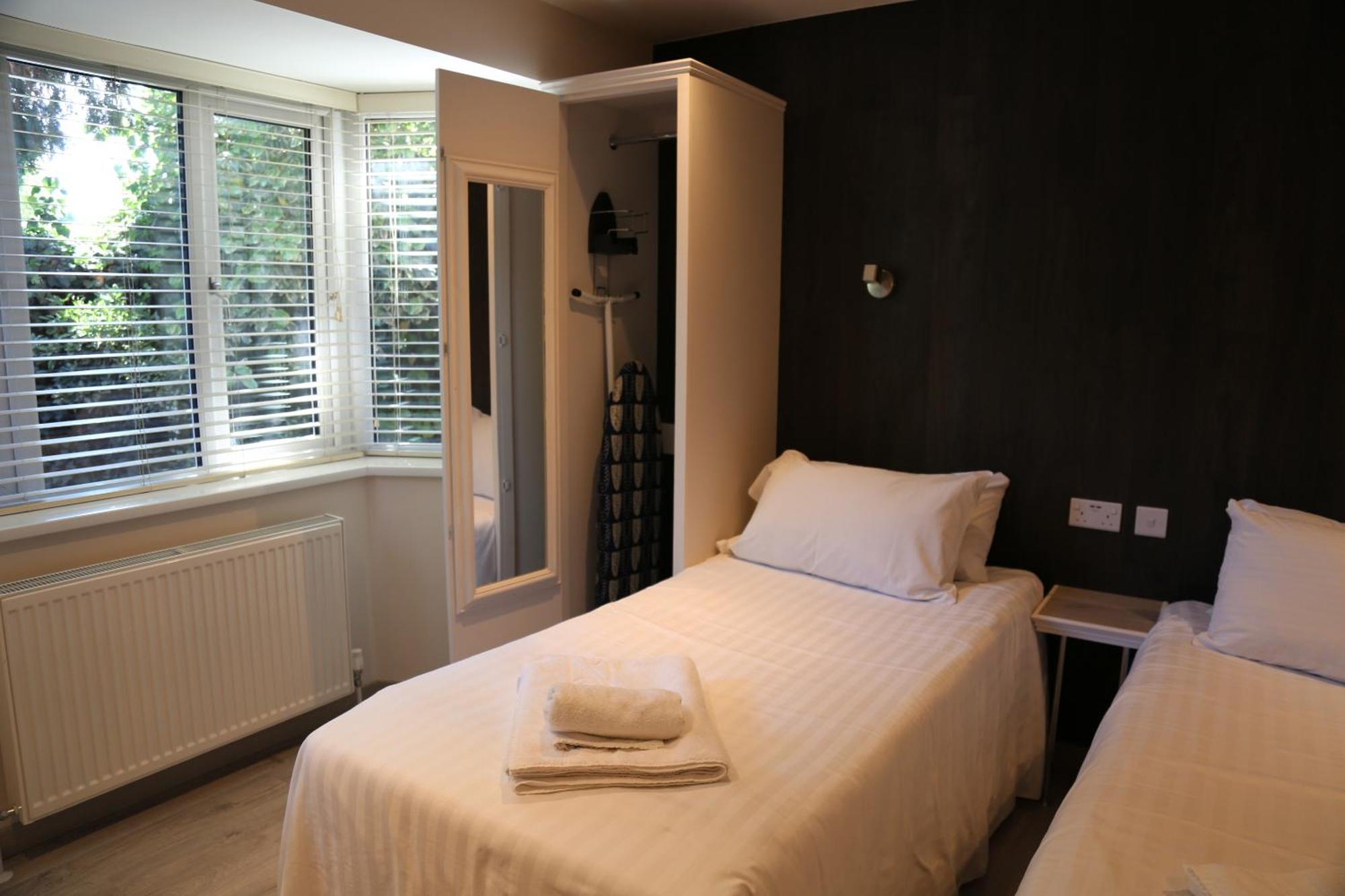 Debden Guest House Ґіллінґдон Екстер'єр фото