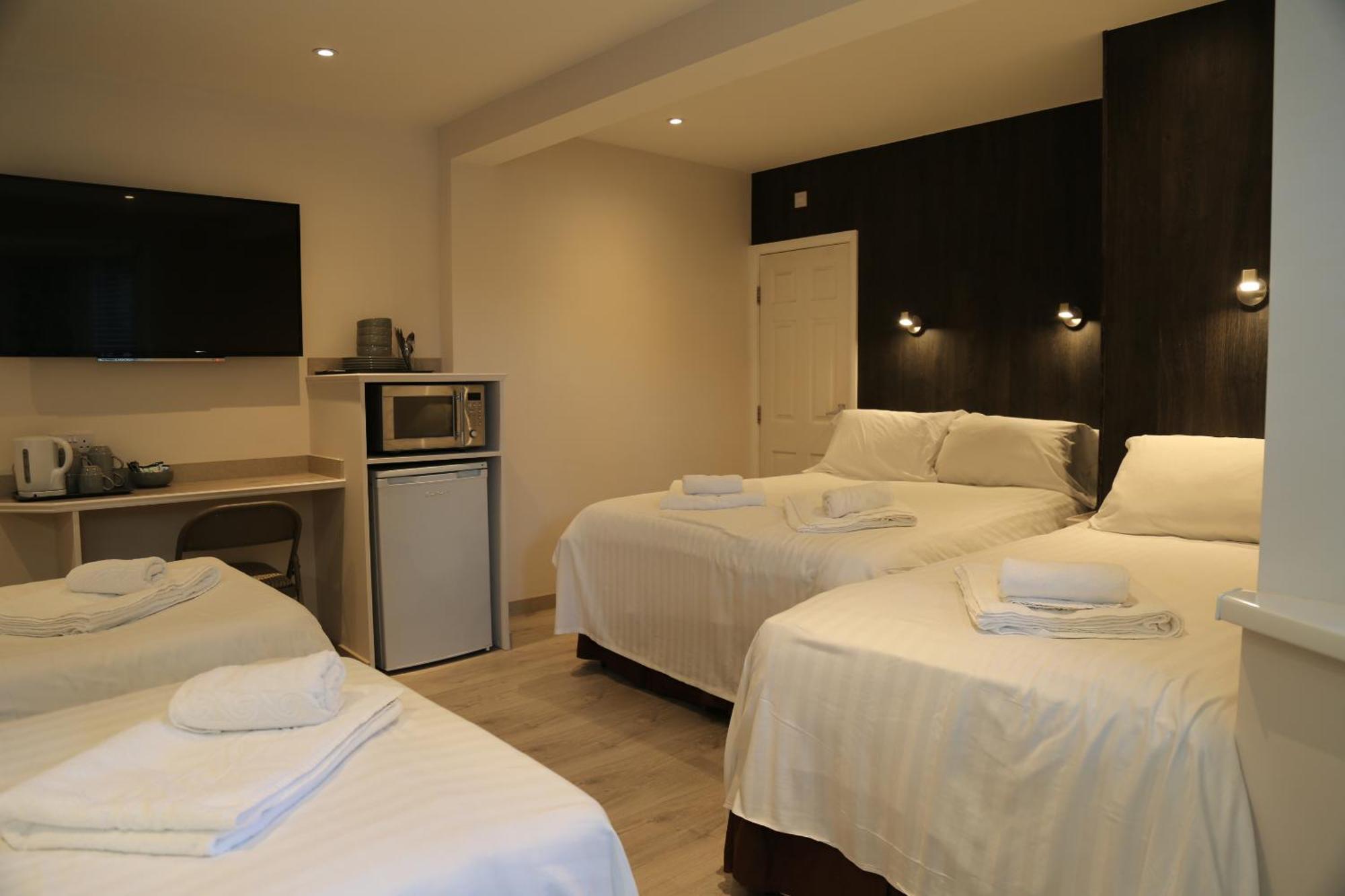 Debden Guest House Ґіллінґдон Екстер'єр фото