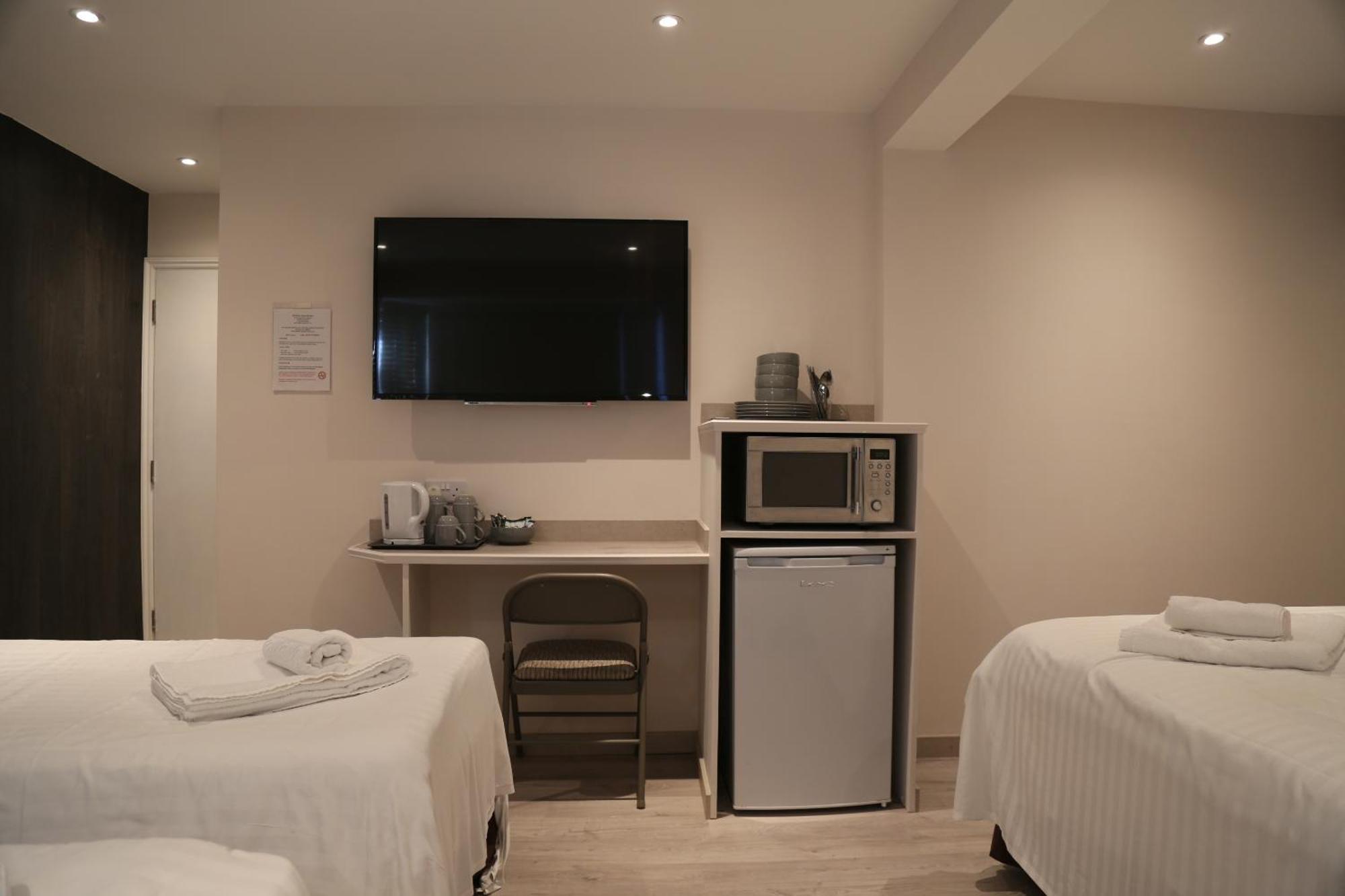 Debden Guest House Ґіллінґдон Екстер'єр фото