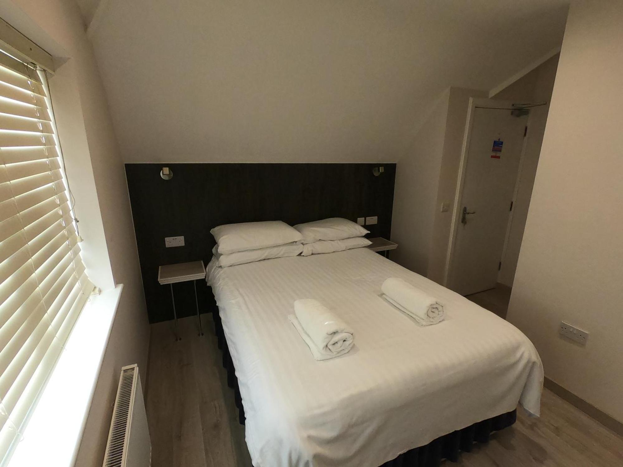 Debden Guest House Ґіллінґдон Екстер'єр фото