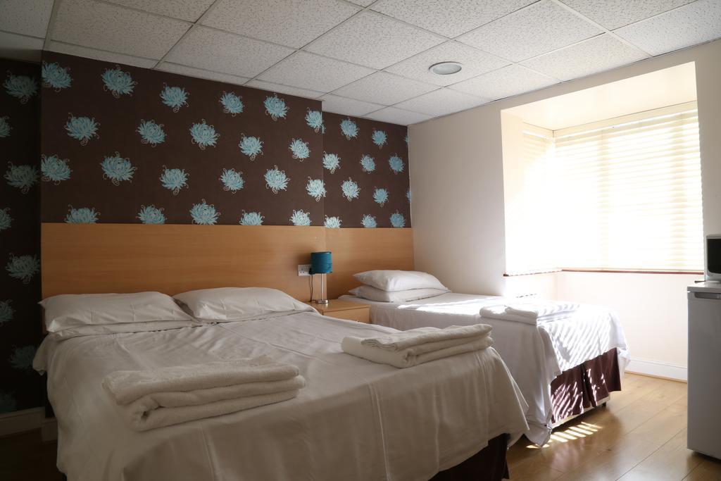 Debden Guest House Ґіллінґдон Екстер'єр фото