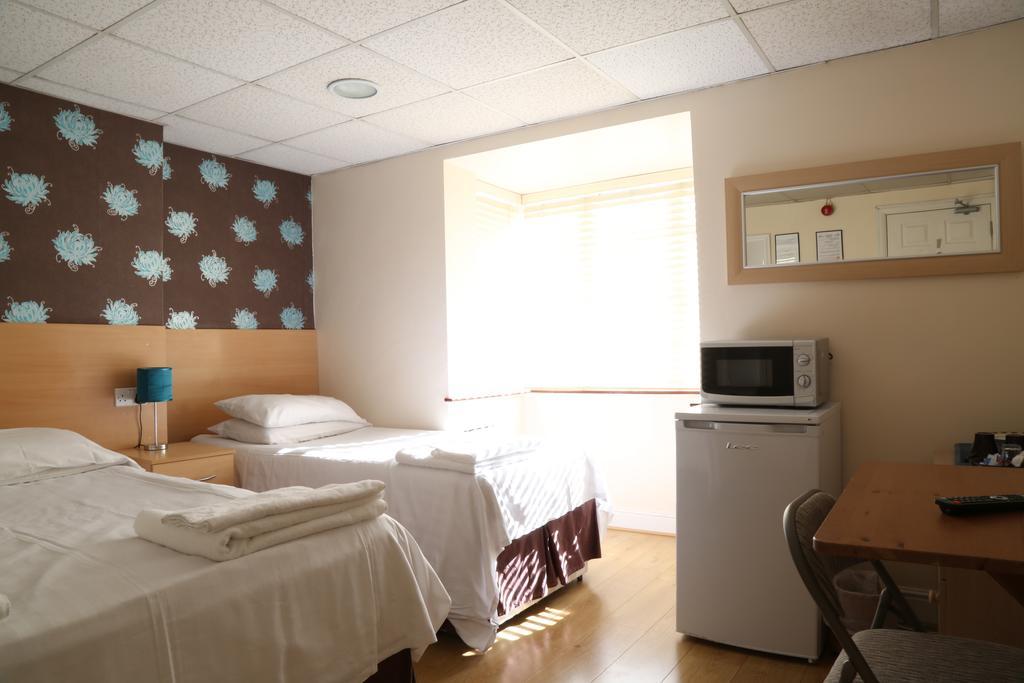Debden Guest House Ґіллінґдон Екстер'єр фото
