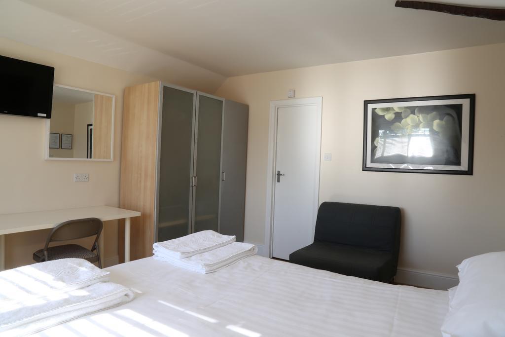 Debden Guest House Ґіллінґдон Екстер'єр фото