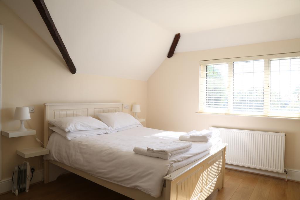 Debden Guest House Ґіллінґдон Екстер'єр фото