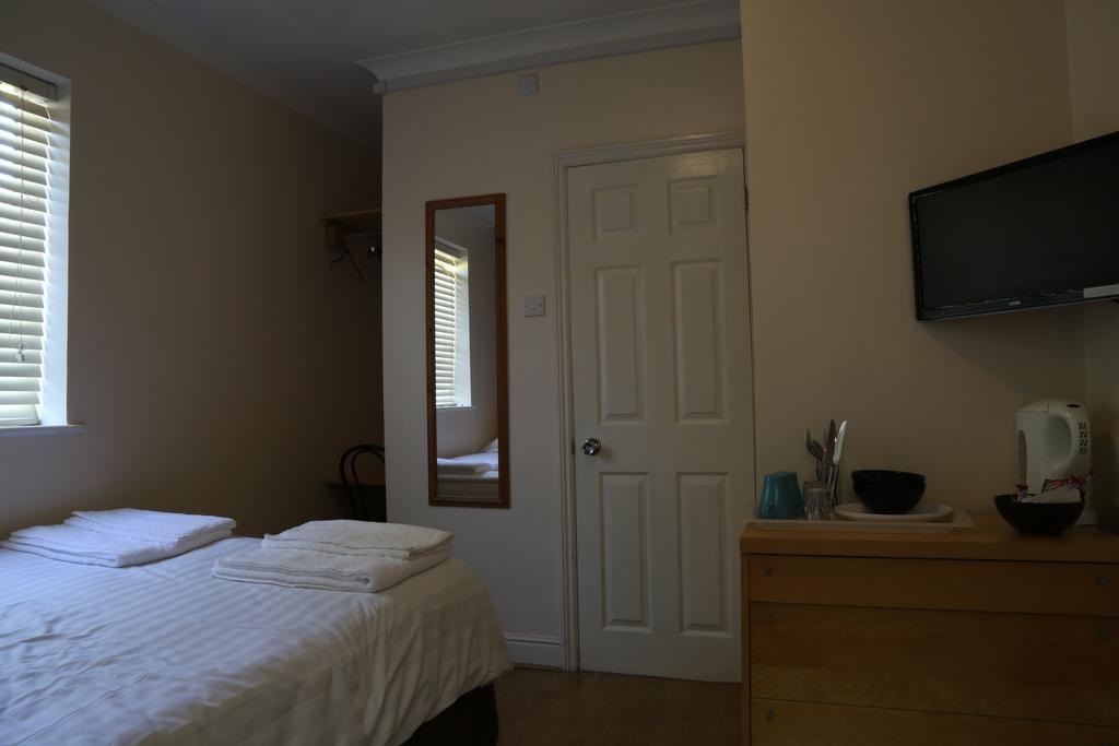Debden Guest House Ґіллінґдон Екстер'єр фото