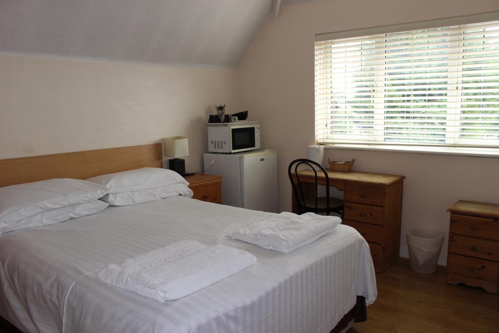 Debden Guest House Ґіллінґдон Екстер'єр фото