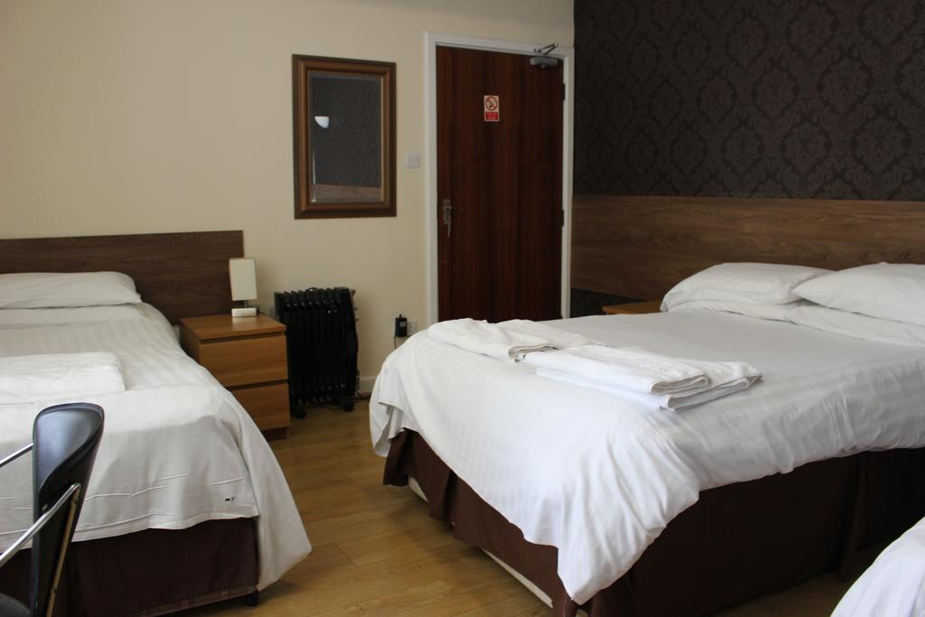 Debden Guest House Ґіллінґдон Екстер'єр фото