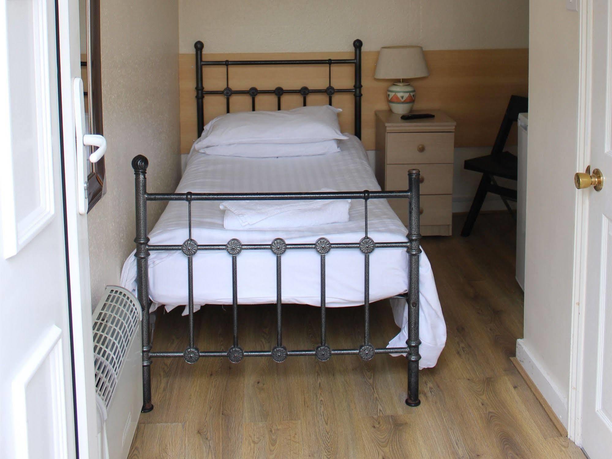 Debden Guest House Ґіллінґдон Екстер'єр фото