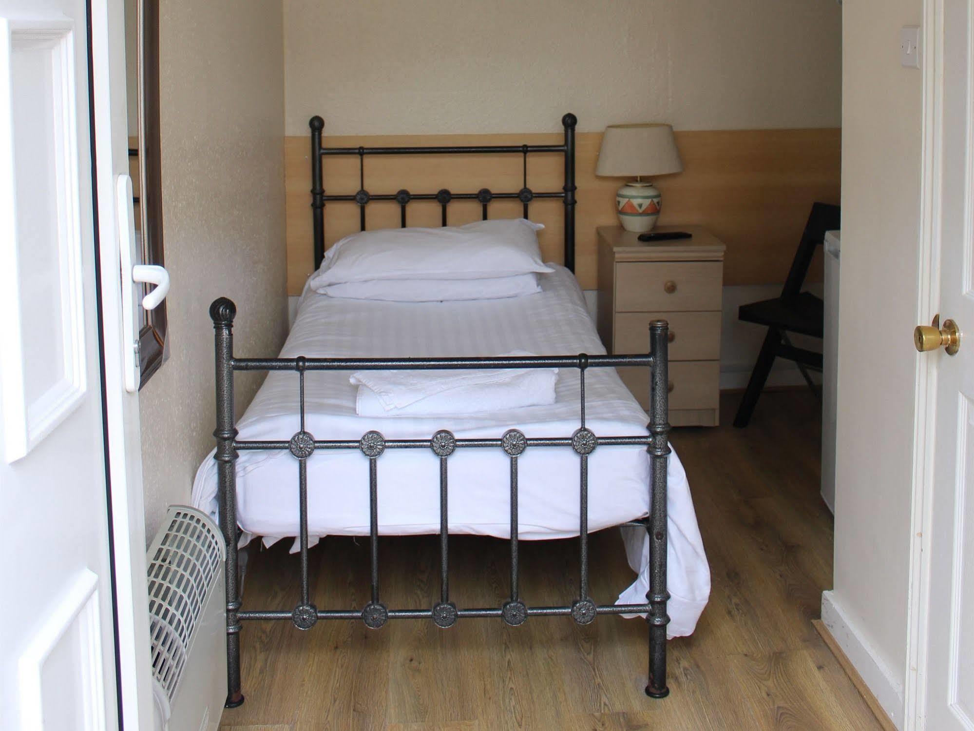 Debden Guest House Ґіллінґдон Екстер'єр фото