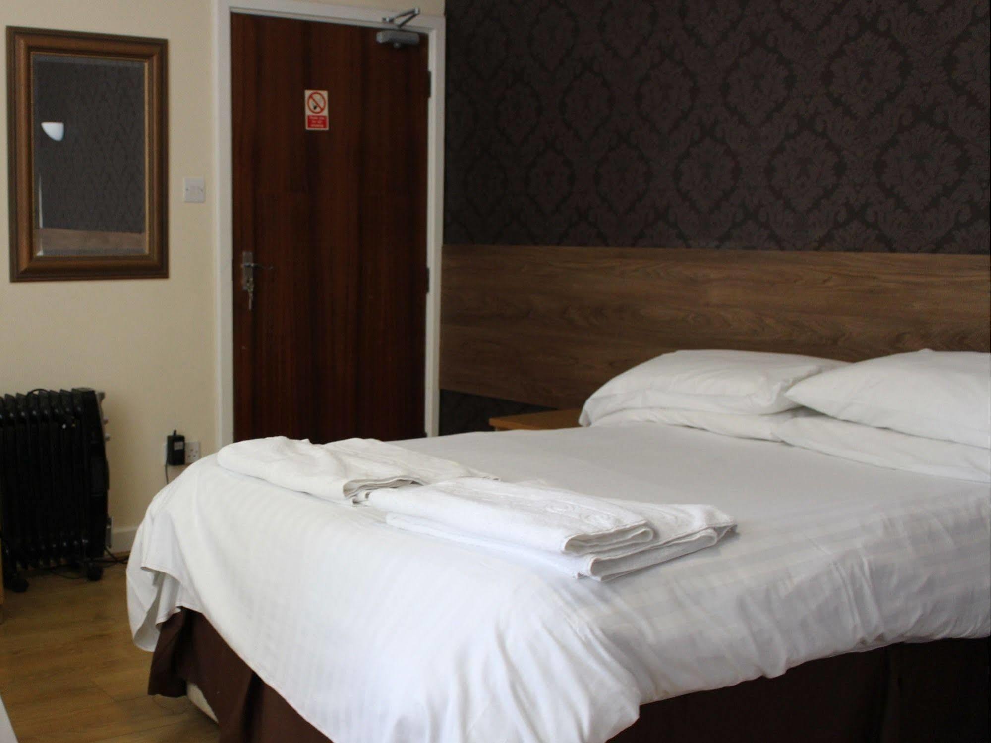 Debden Guest House Ґіллінґдон Екстер'єр фото