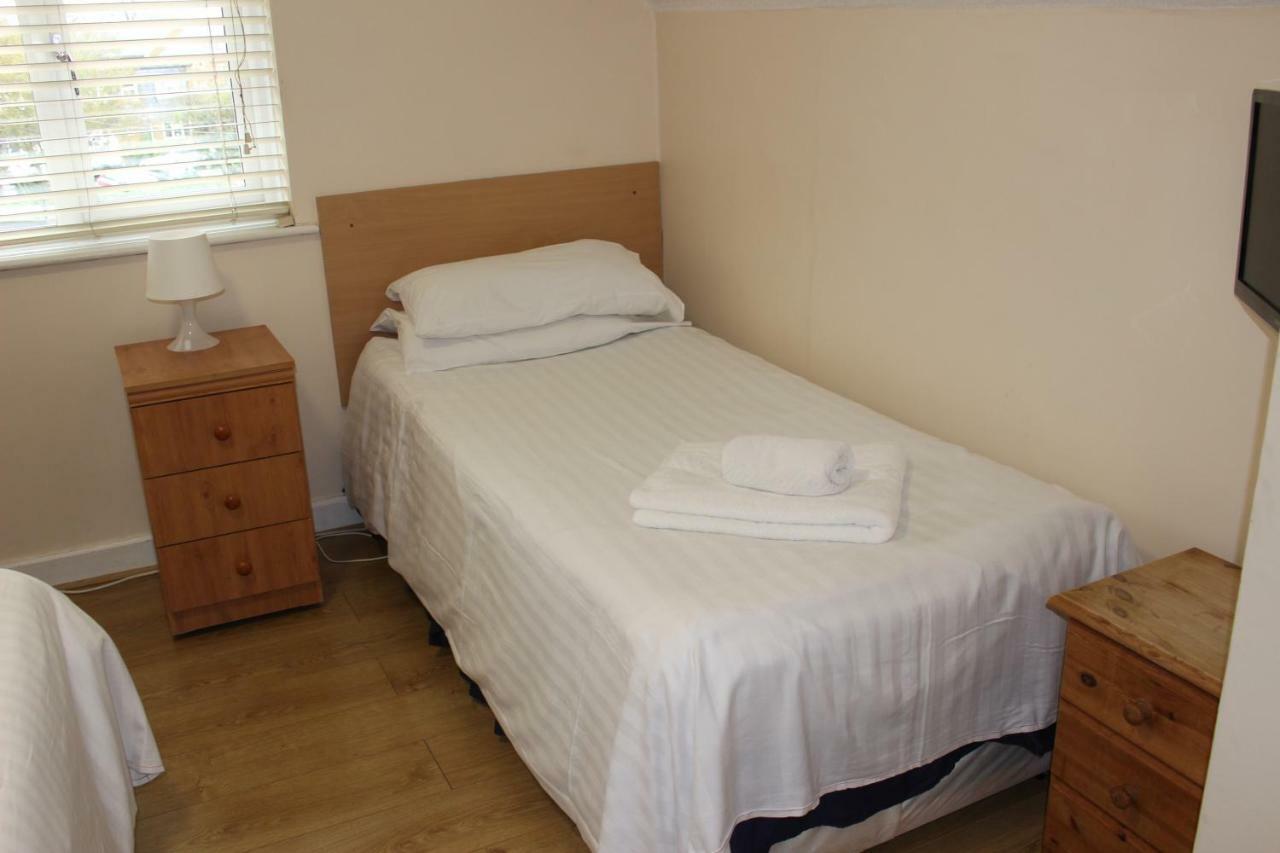 Debden Guest House Ґіллінґдон Екстер'єр фото