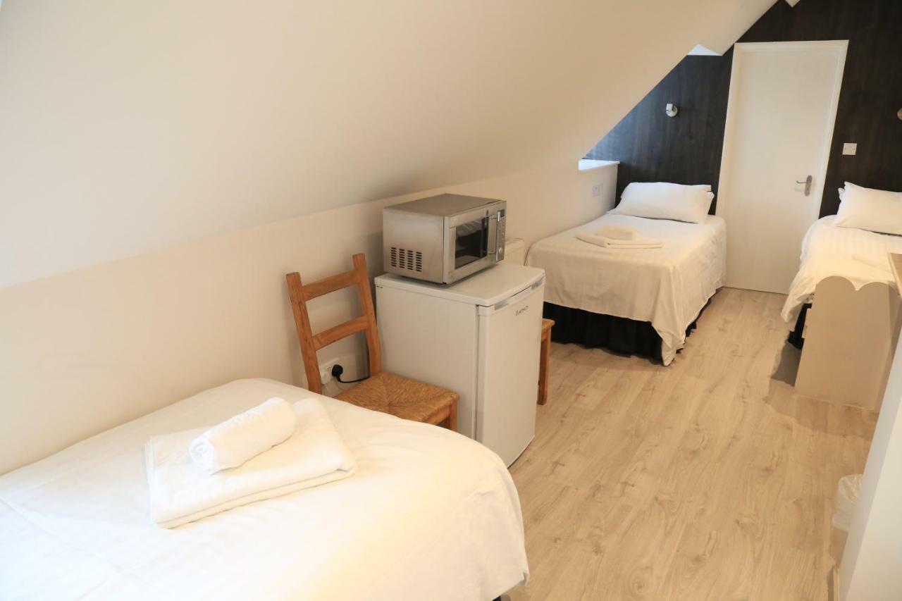 Debden Guest House Ґіллінґдон Екстер'єр фото