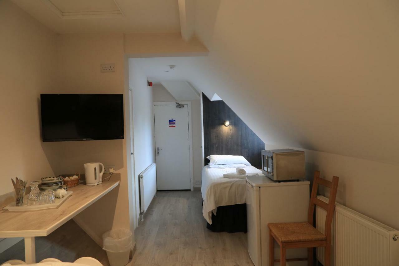 Debden Guest House Ґіллінґдон Екстер'єр фото